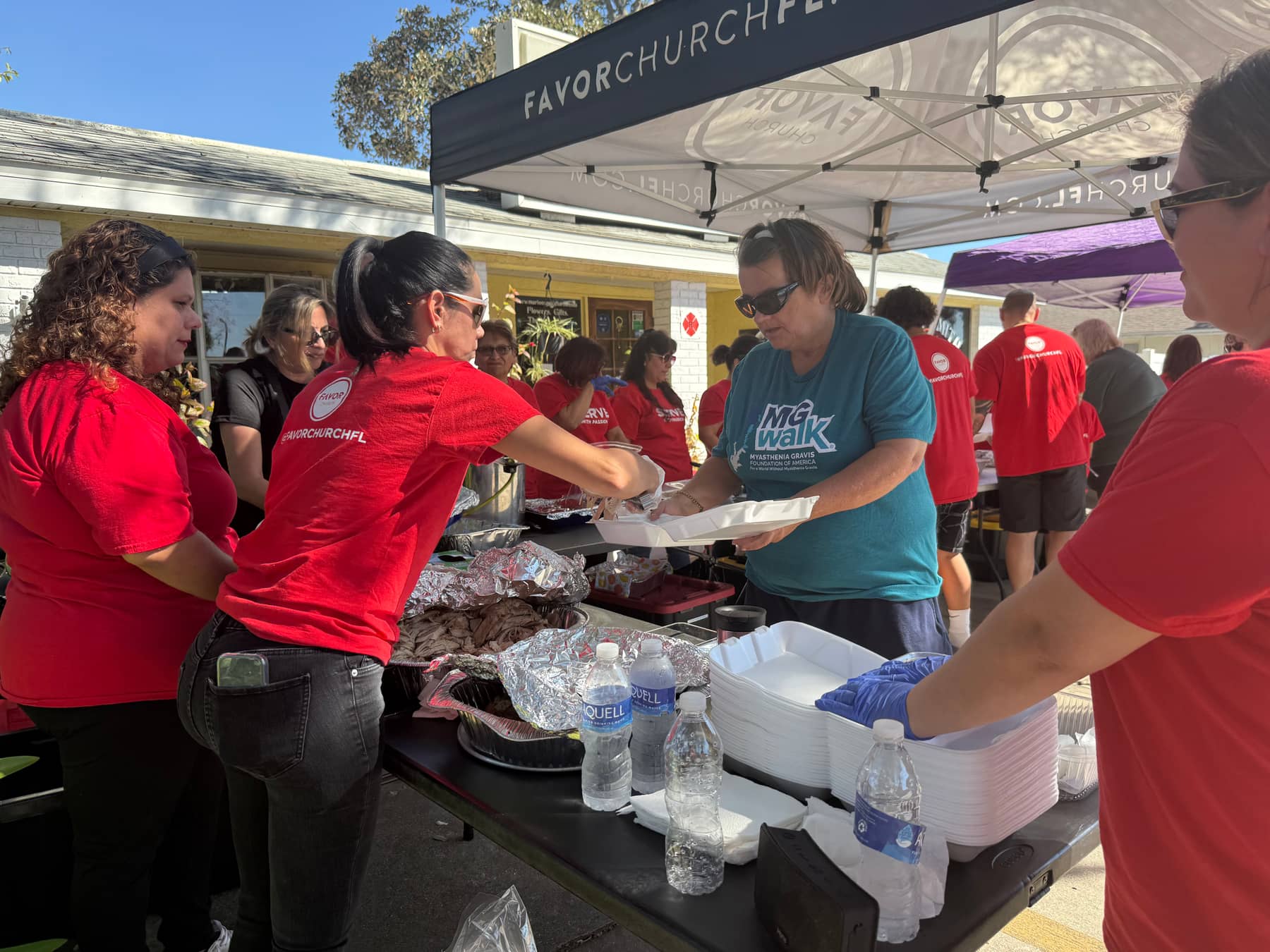 Favor Church sirviendo alimentos en la comunidad